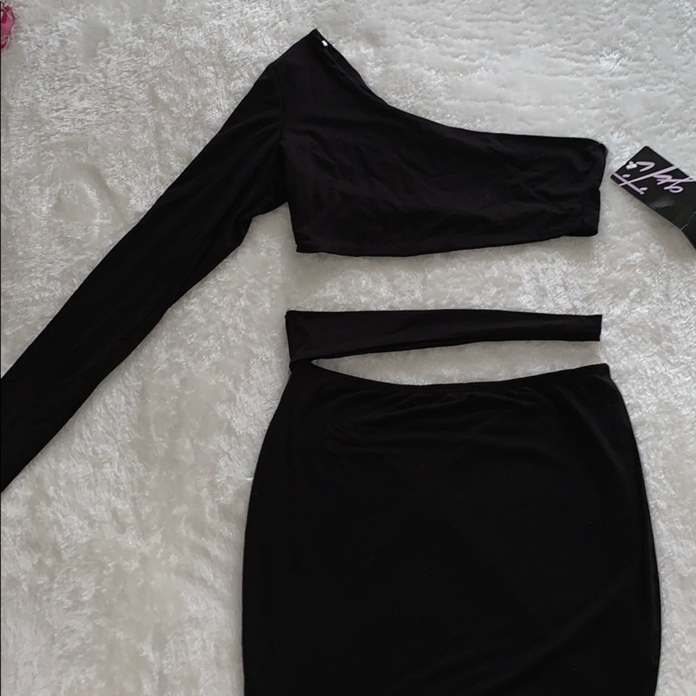 Giti Two Piece One Sleeve & Skirt Set